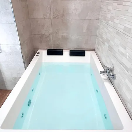 Estudio Jacuzzi Con Encanto En Triana Seville Exterior photo